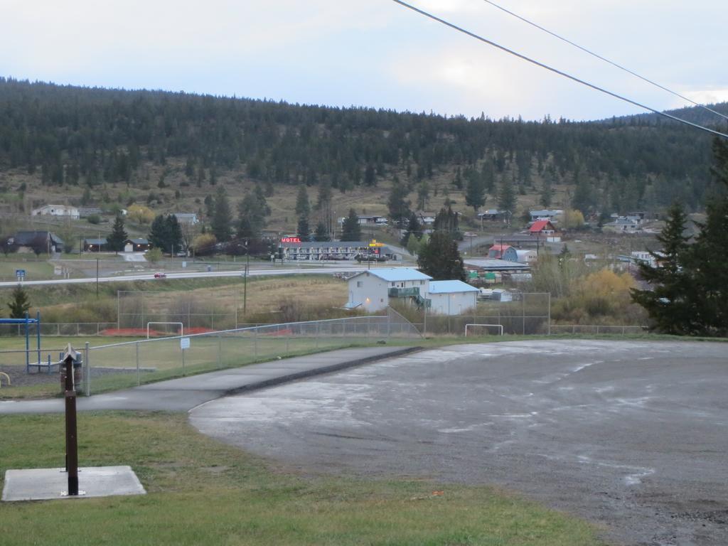 Round-Up Motel Clinton Exterior photo