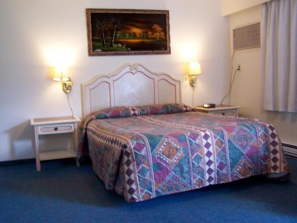 Round-Up Motel Clinton Room photo