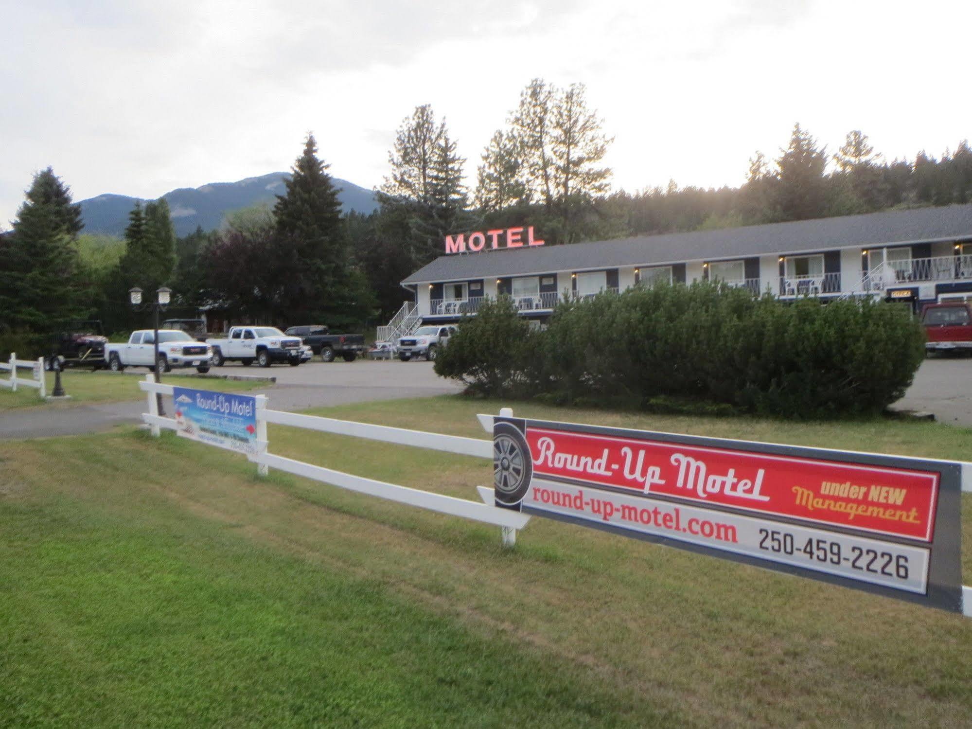 Round-Up Motel Clinton Exterior photo